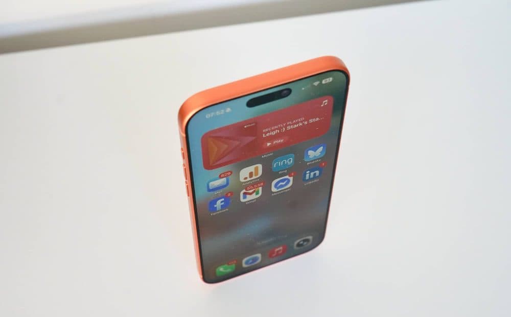 iPhone 17 Pro Max — view 4