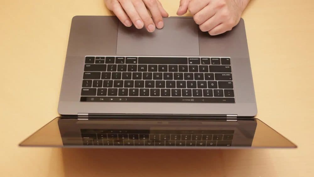 MacBook Pro 2018 with Touchbar — view 4