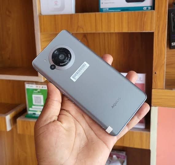 Sharp Aquos R7 — view 3