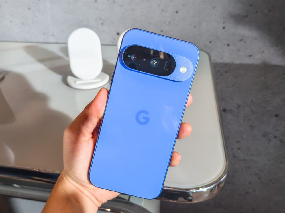 Google Pixel 10 — view 3