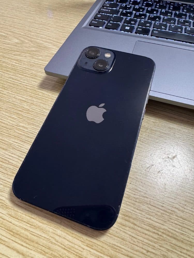 iPhone 13 — view 3