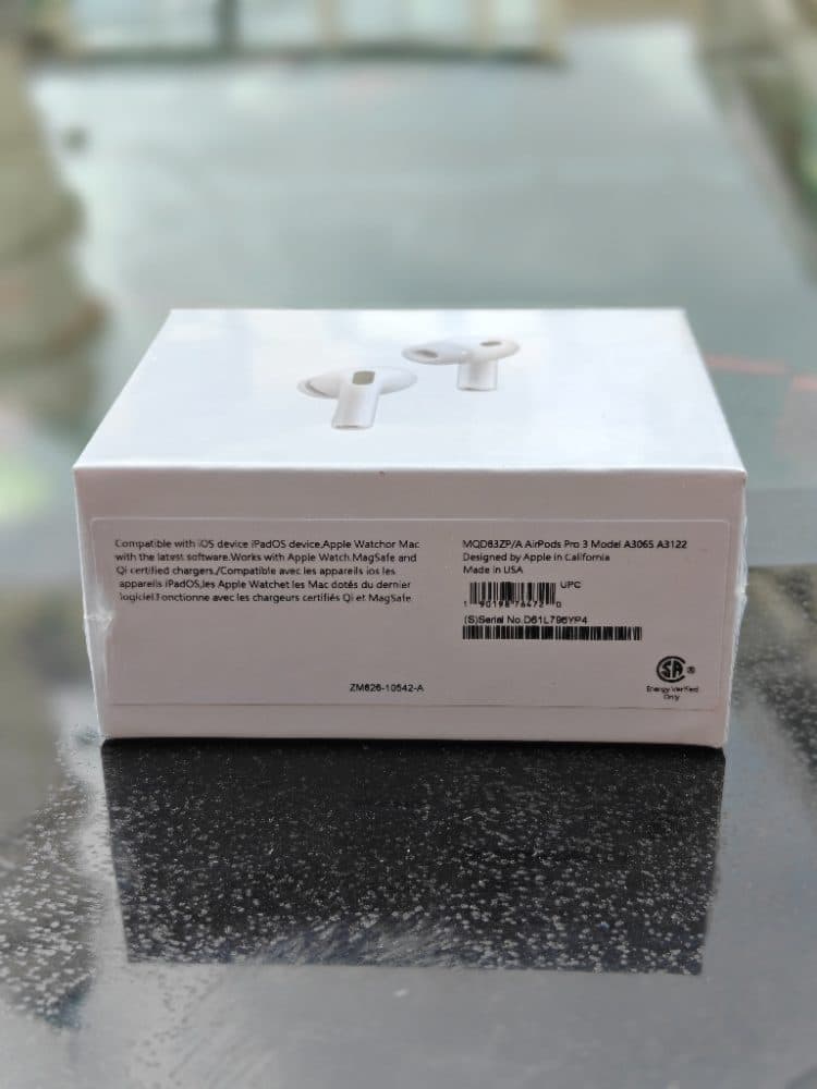 AirPods Pro 3 — view 2