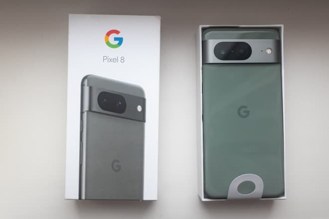 Google Pixel 8 — view 2
