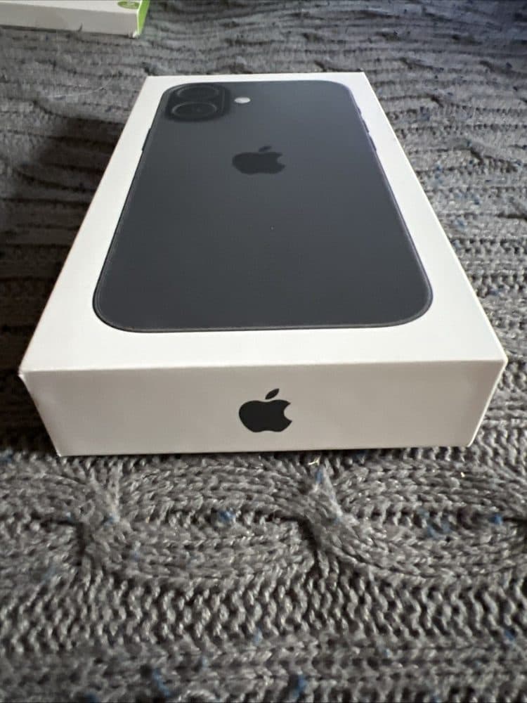 iPhone 17 Black — view 3